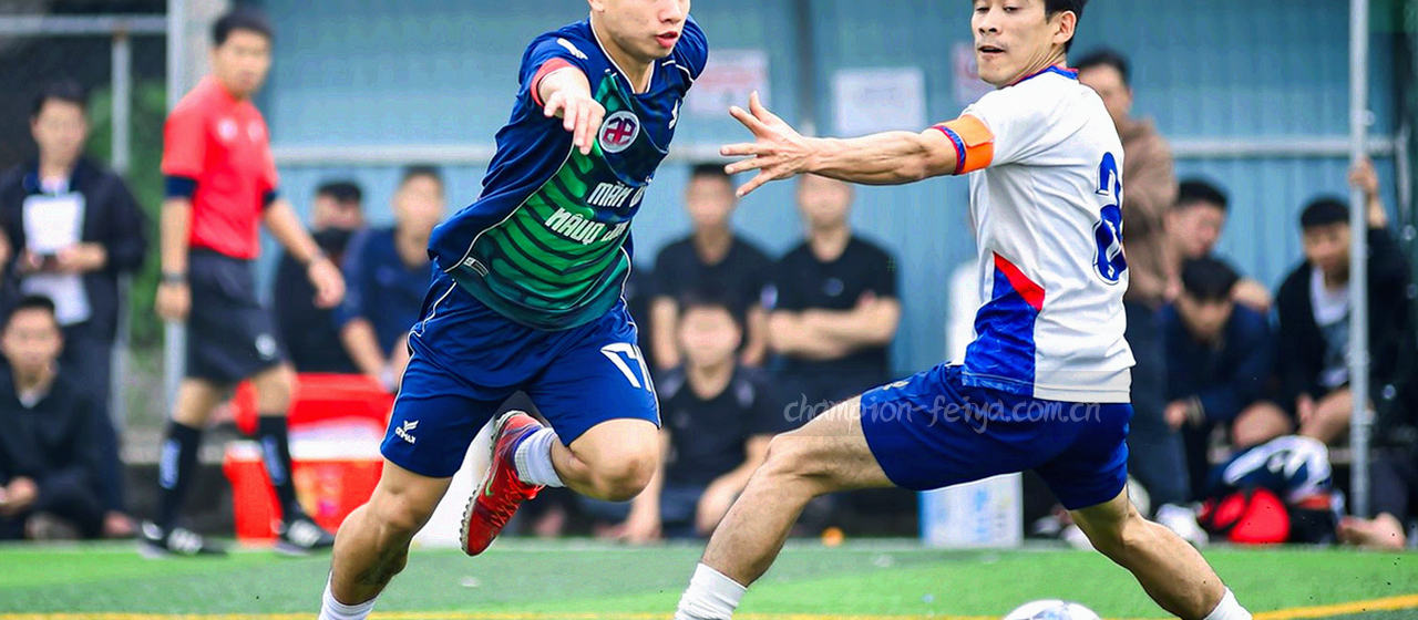 运动场上运动员冲刺剪影与体育赛事灯光氛围